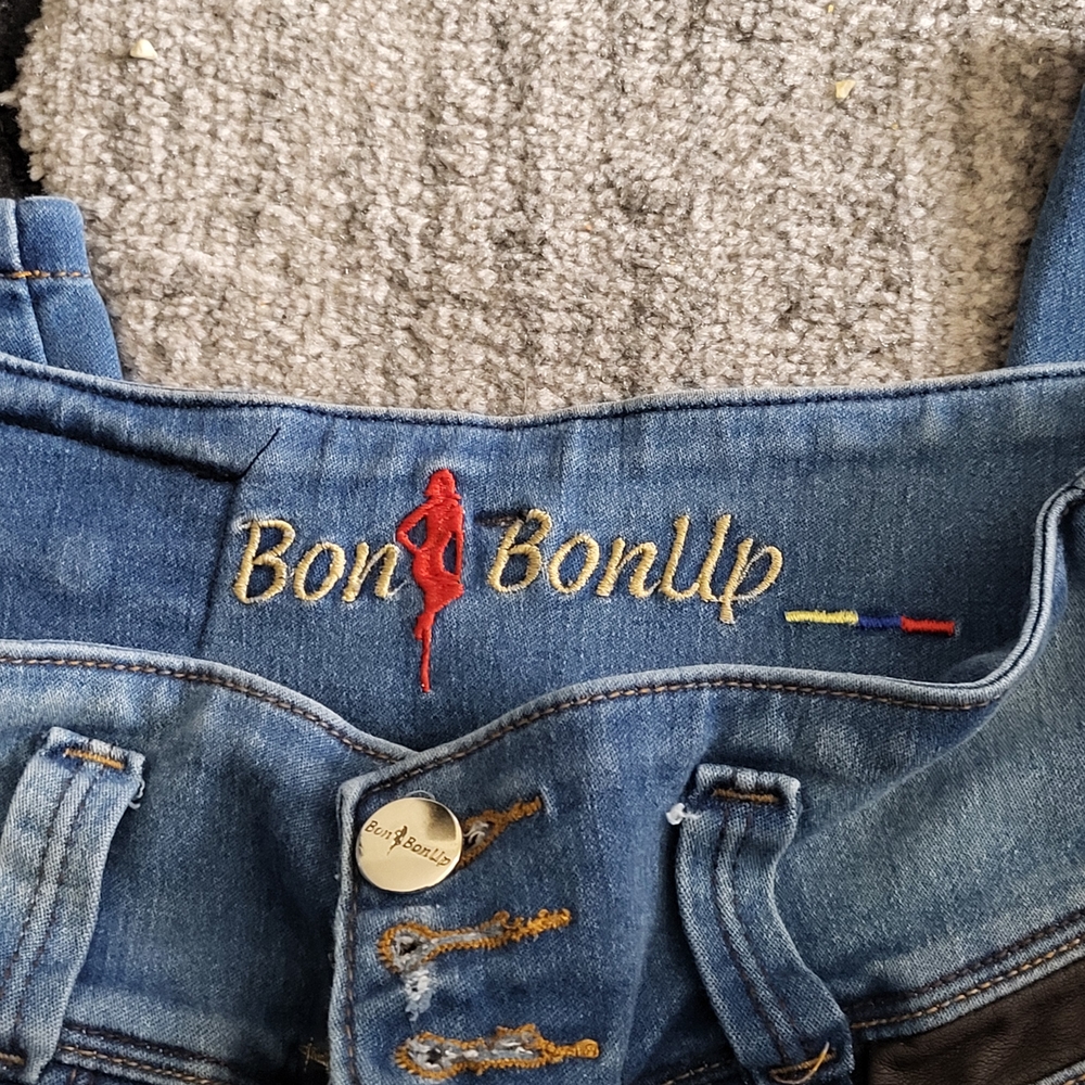 Women's Straight Leg Jeans in Medium Blue